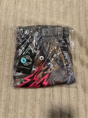 Mens Gray Camo Shorts with Pink Accent - Medium BNWT CT-2/3